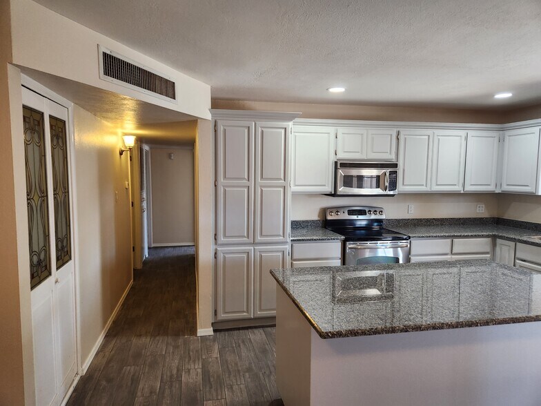 Building Photo - 8207 E Mitchell Dr