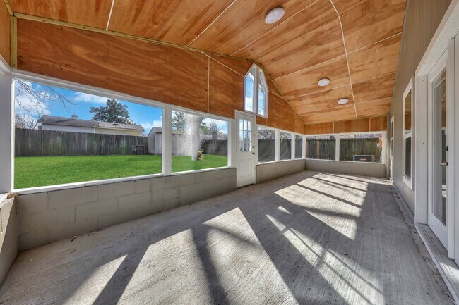 Building Photo - House For Rent