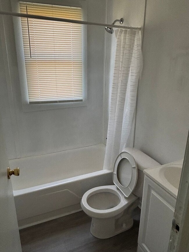 Building Photo - Charming 2-Bedroom Home with Spacious Yard