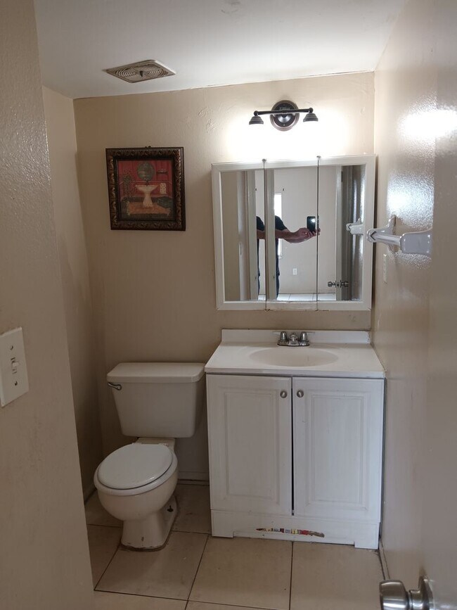 Building Photo - 1404 Holden Ave