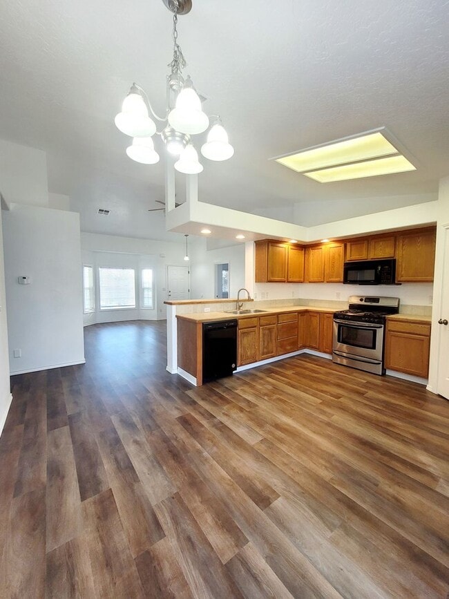 Building Photo - Newly upgraded 4 bedroom