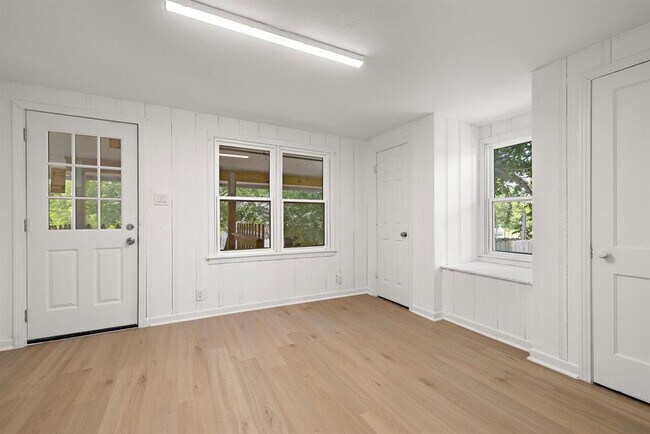 Building Photo - 1301 Sloan St