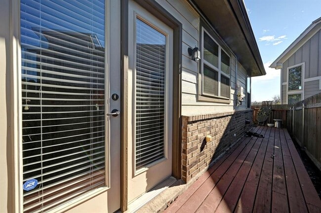 Building Photo - 9515 Tanager Way