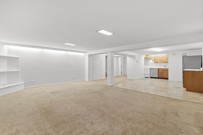 Building Photo - 2545 W Lunt Ave