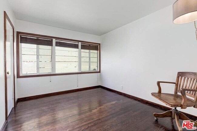 Building Photo - 515 N Kenter Ave