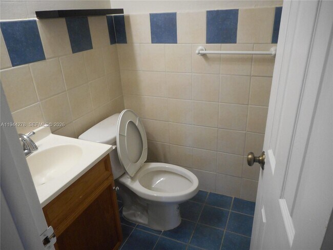 Building Photo - 2325 Magnolia Dr