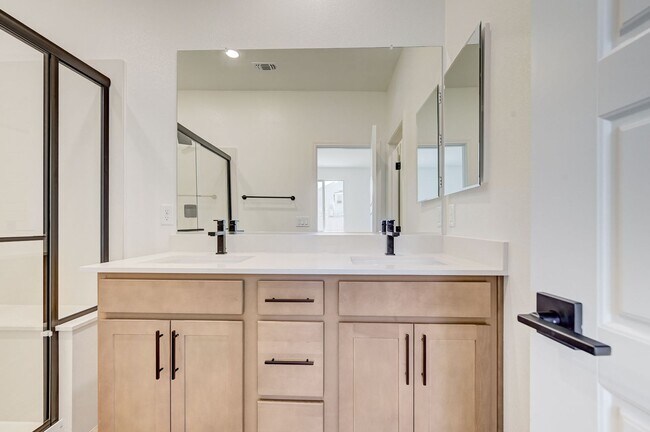Building Photo - Stunning Summerlin townhome! 2 car garage!