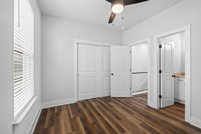 Building Photo - Beautiful and Modern Home!