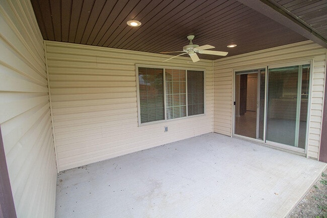 Building Photo - 7002 Madison Creek Dr