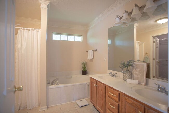 Building Photo - "Charming 4-Bedroom Retreat with Guest Suite & 3 Baths in Murfreesboro!"