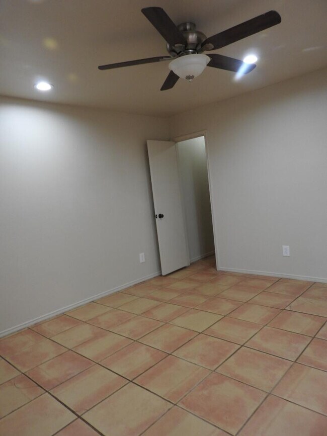 Building Photo - 4111 N 87th Pl