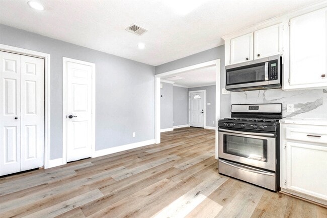 Building Photo - 611 Kenney St