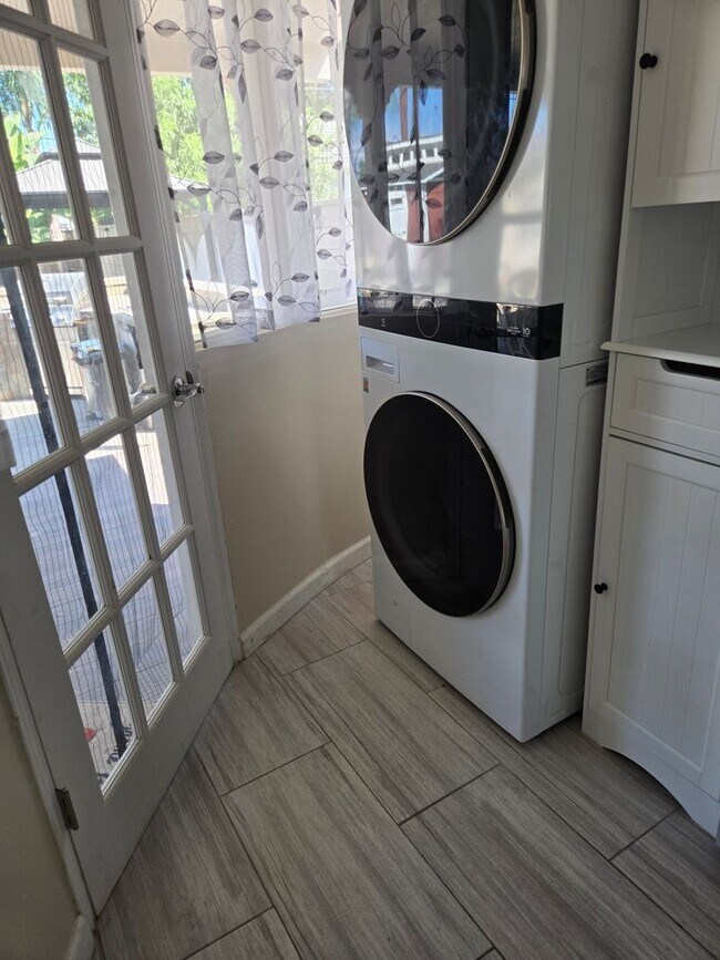 Building Photo - Immaculate Midtown Studio in Riverside