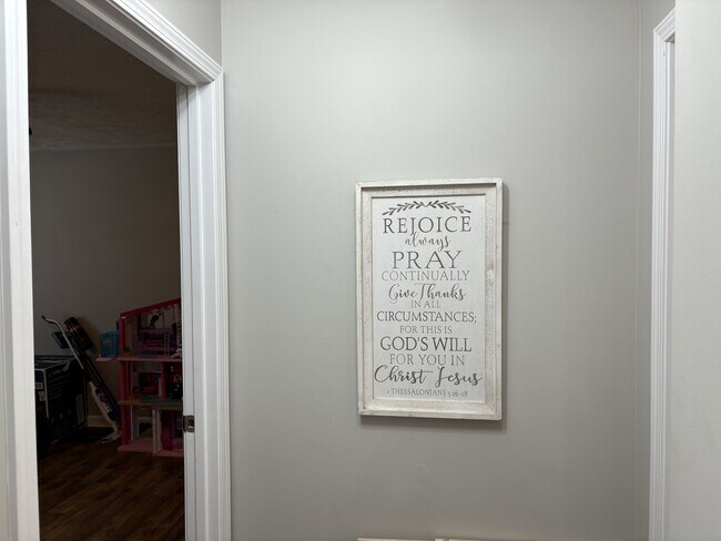 Building Photo - 515 Fox Trot Dr