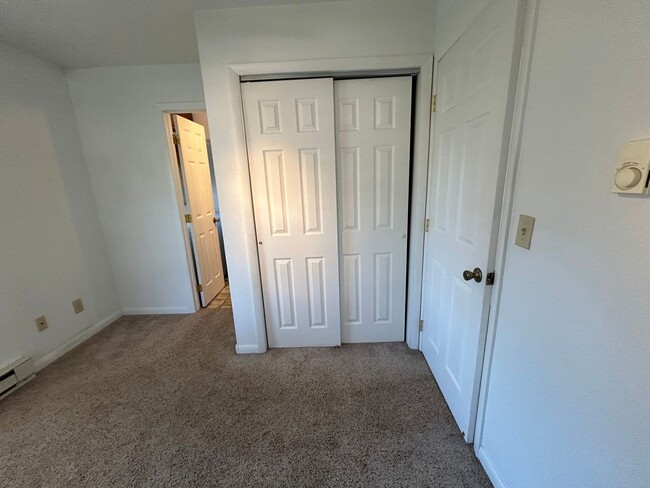 Building Photo - Cozy 2 Bedroom 1 Bath w/ all amenities and...