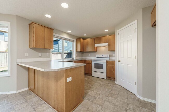 Building Photo - Your Next Home Awaits! 4BR/2.5BA with Fenc...