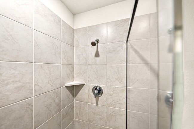 Building Photo - 2 Weeks FREE RENT with 12 Month Lease. 1 Month FREE with 18 Month Lease