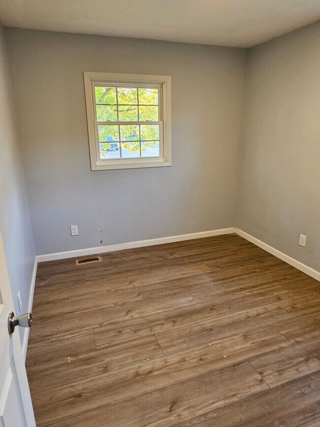 Building Photo - 471 Vincent Ave