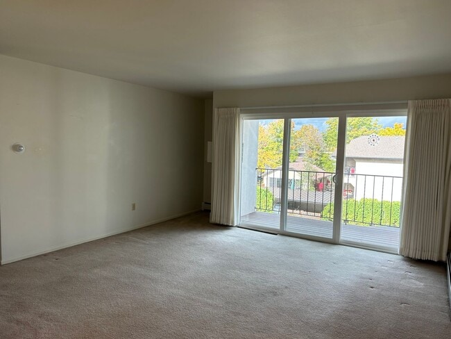 Building Photo - 2 Bed, 1 Bath Apartment at Lynnwood - Beautiful Views!!