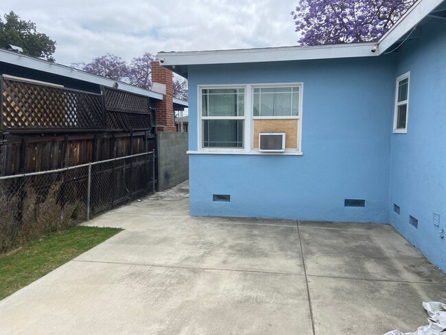 Building Photo - 2 Bedroom House for RENT with Garage and e...