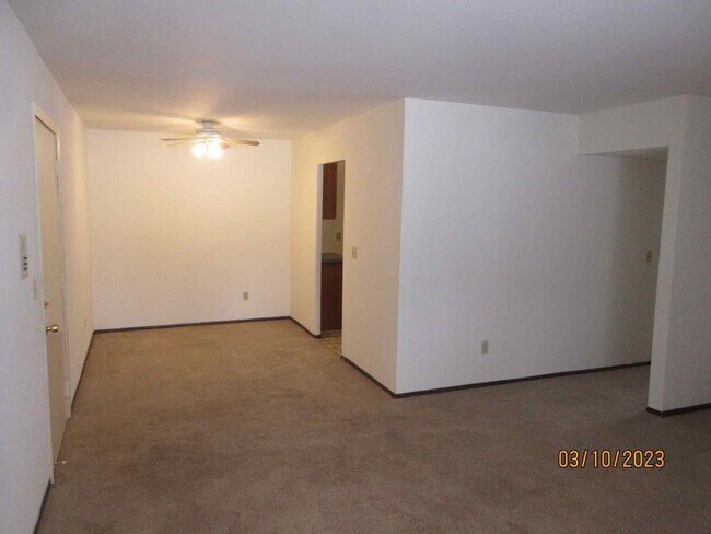Building Photo - Available Mid-Late September 2025 Remodele...