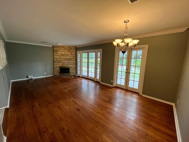 Building Photo - Upgraded 4+2 w/hardwood floors + great bac...