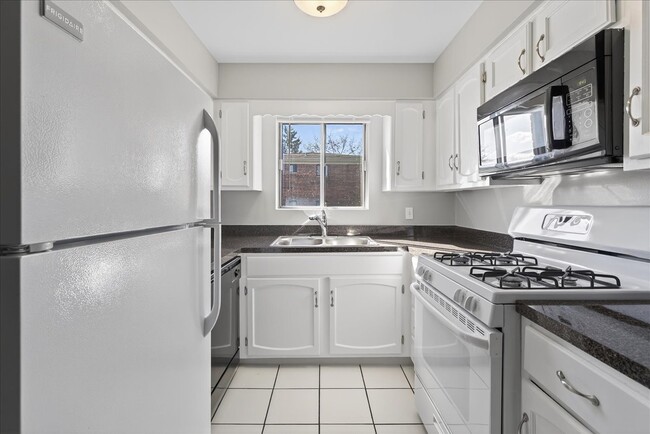 Building Photo - 716 W 65th St