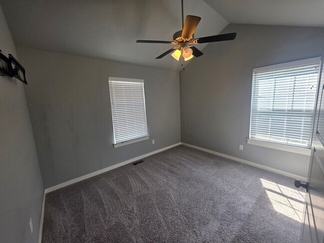 Building Photo - Nice 2 bedroom near I-49