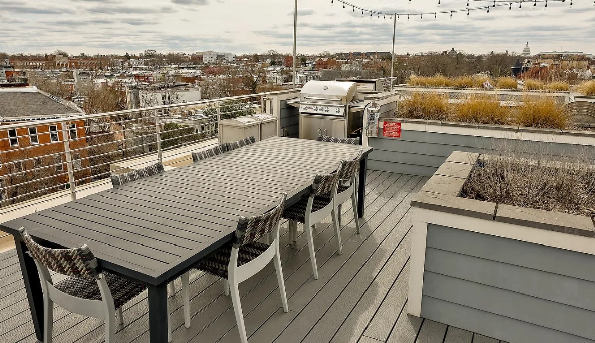 Rooftoop terrace with community grills - 1350 Maryland Ave NE