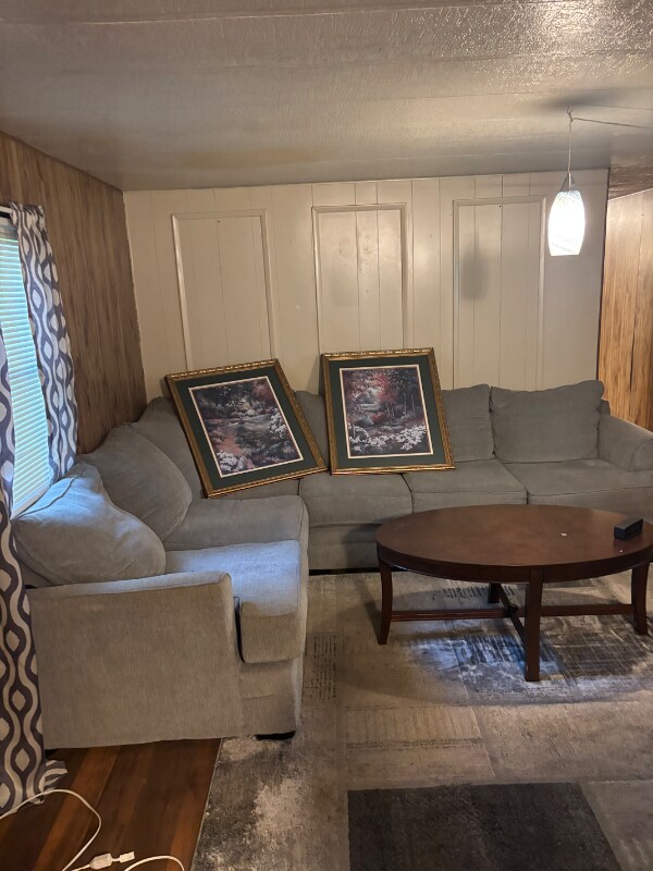 Building Photo - 547 Creekside Dr