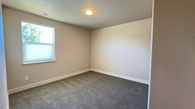 Building Photo - MUST SEE! 2/2.5/2 Townhome in Gardnerville