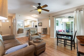 Building Photo - Conveniently located, furnished, 2 Bed, 2 ...