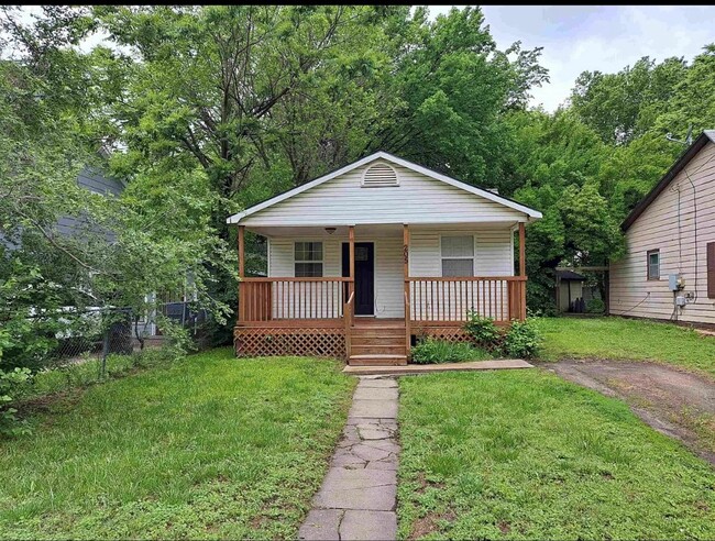 Primary Photo - $699 - 2 bed 1 bath - Single Family Home