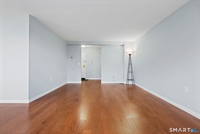 Building Photo - 891 Farmington Ave
