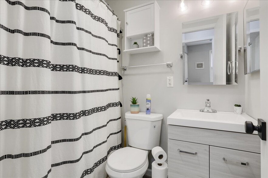 FULL Bathroom with Shower/Tub - 1001 N Coler Ave