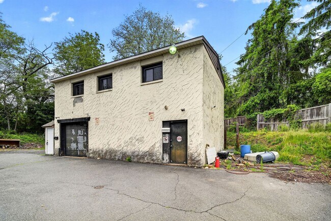 Building Photo - Glen Roc Shopping Center (172-252 Scotch Rd Ewing, NJ 08628)