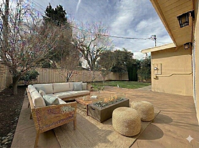 Building Photo - 705 Santa Rita St