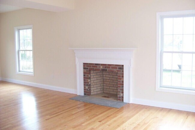 Building Photo - 509 Main St