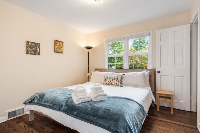 Building Photo - 3177 NE 84th St