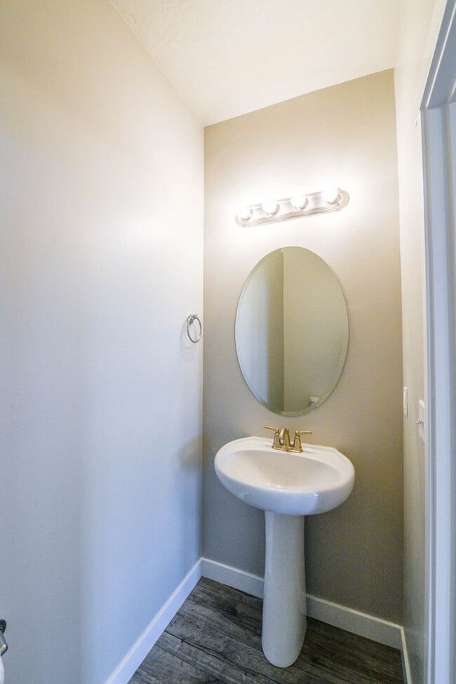 Building Photo - 4 Bed 3.5 Bath Townhome in Bluffdale!!! January Rent Free!!