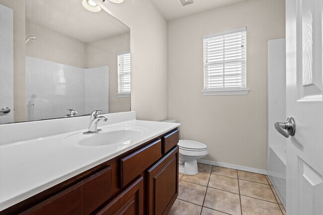 Building Photo - 3 Bed, 2 Bath Home Near Osage Park & Walma...