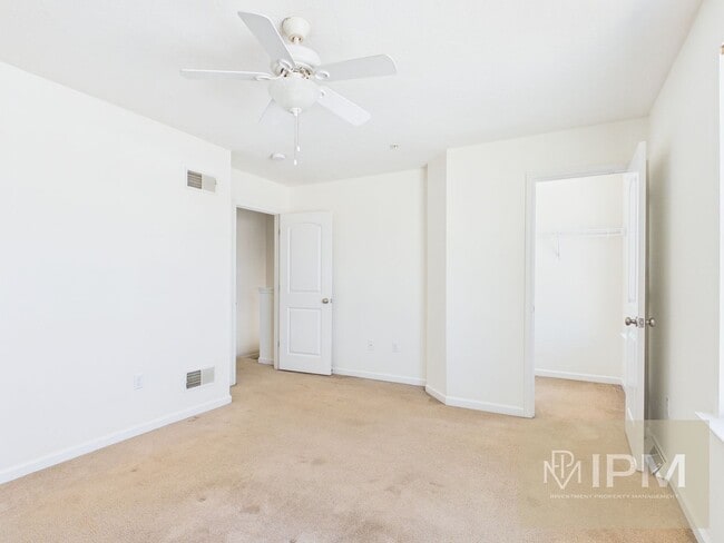 Building Photo - Beautiful 3 Bedroom, 2.5 Bath Townhome in Spring Grove Schools!
