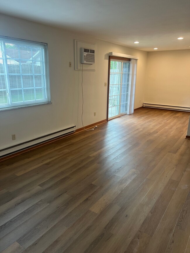 Building Photo - 990 Somerset Dr
