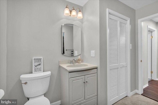 Building Photo - 915 Silver Ct