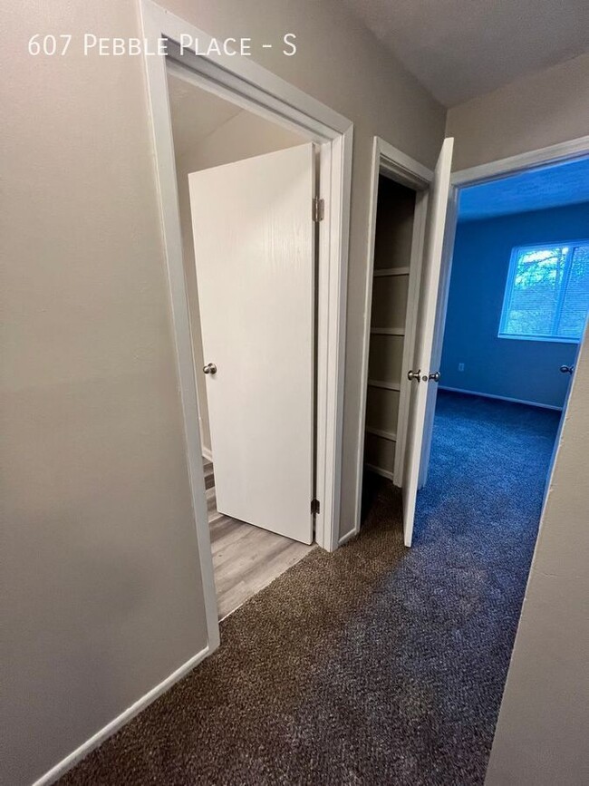 Building Photo - 607 Pebble Pl Dr