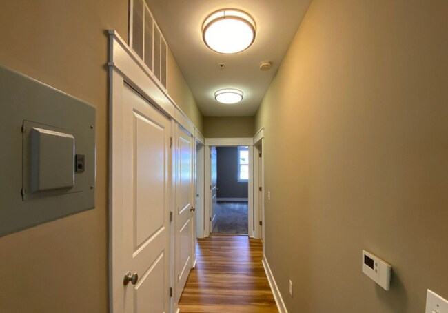 Building Photo - 425 E Hillside Dr