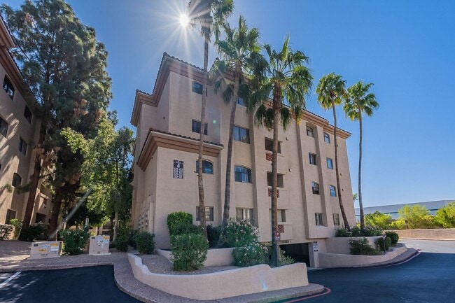 Building Photo - 32nd St & Camelback - Excellent Location