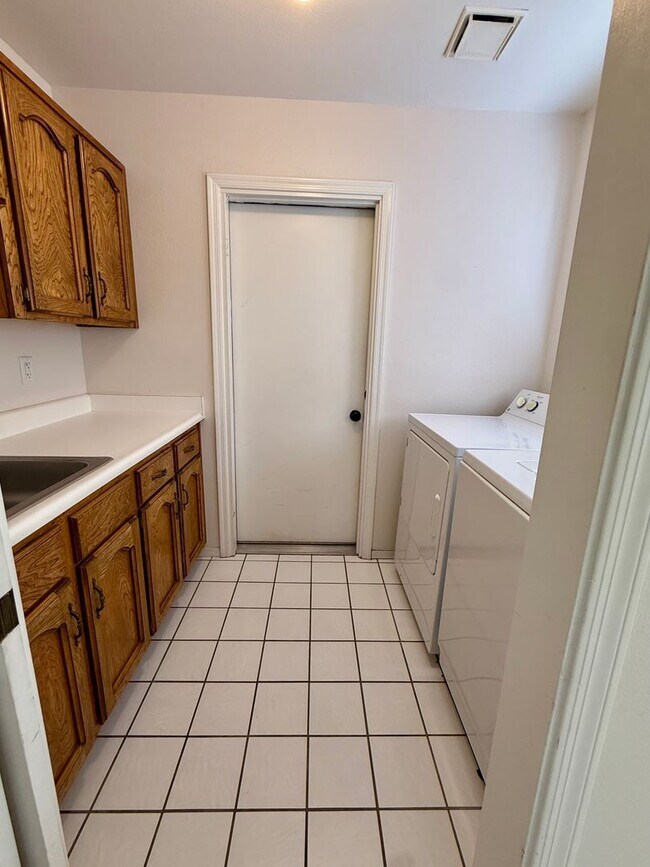 Building Photo - Townhouse on Mesa Del Sol Golf Course