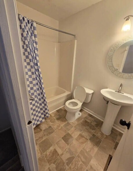 Building Photo - 300 Red Oak Dr