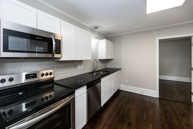 Building Photo - Recently Updated 1BA/1BA Duplex Home with ...